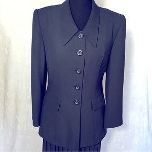 Le Suit 2 piece suit with pleated skirt, dark navy, fantastic fabric and feel